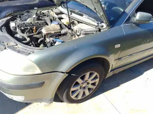 Foto de ALETA DELANTERA IZQUIERDA VOLKSWAGEN PASSAT BERLINA (3B3) 1.9 TDI (131 CV / 96 KW)