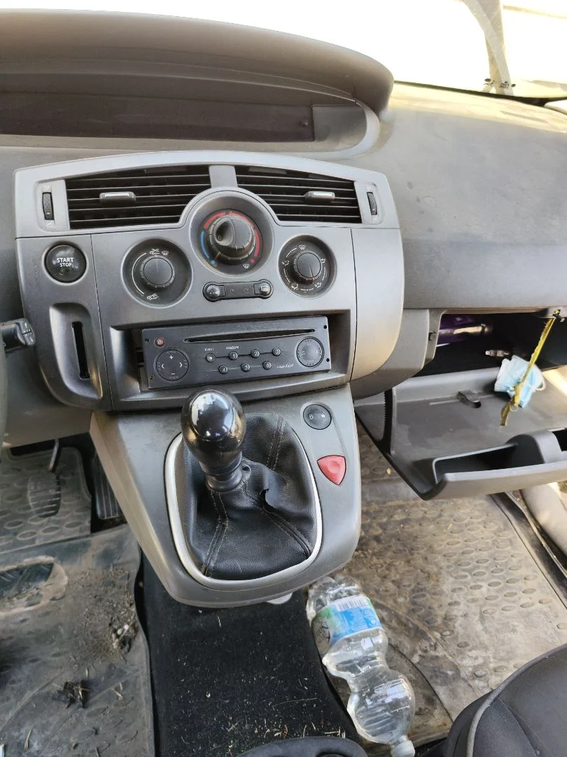 Foto de CONSOLA CENTRAL RENAULT SCENIC II (JM) 1.9 dCi Diesel (120 CV / 88 KW)