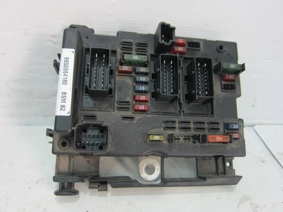 Foto de CAJA RELES / FUSIBLES PEUGEOT 206 1.4 HDi (68 CV / 50 KW) referencia 9650664180