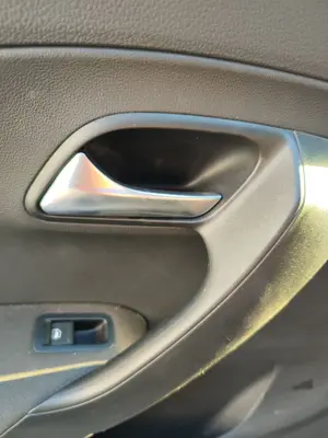Foto de MANETA INTERIOR TRASERA IZQUIERDA VOLKSWAGEN POLO V (6R1) 1.2  (60 CV / 44 KW)