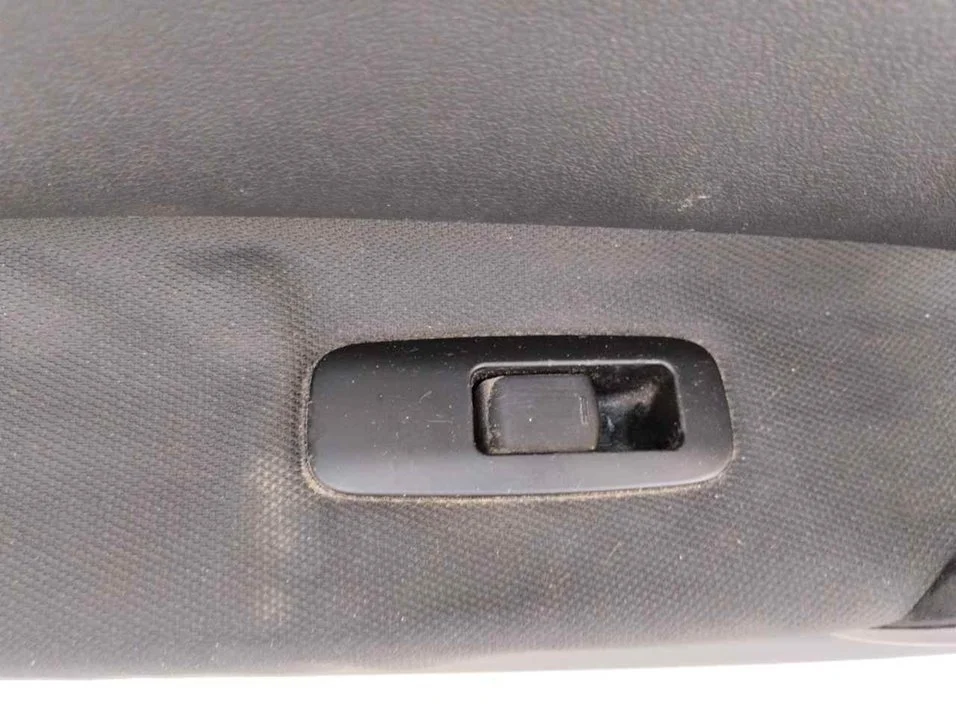 Foto de MANDO ELEVALUNAS DELANTERO IZQUIERDO NISSAN QASHQAI (J10) 2.0 dCi Turbodiesel CAT (150 CV / 110 KW)