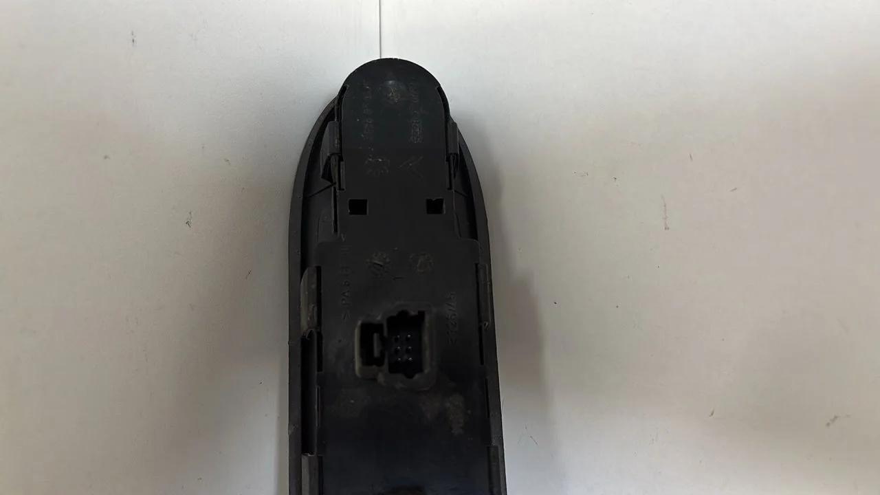 Foto de MANDO ELEVALUNAS DELANTERO IZQUIERDO CITROEN C5 BERLINA referencia 96514299ZF
