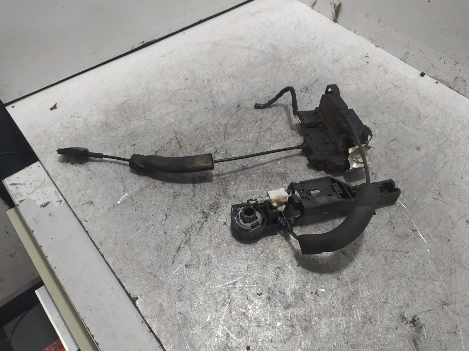 Foto de CERRADURA PUERTA TRASERA DERECHA RENAULT LAGUNA III BERLINA 1.5 dCi Diesel (110 CV / 81 KW)