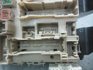 Foto de CAJA RELES / FUSIBLES TOYOTA AVENSIS CROSS SPORT (T27) 1.8 16V CAT (147 CV / 108 KW) referencia 8273005J60 foto 5