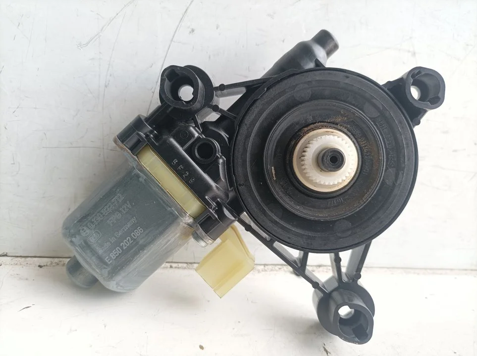 Foto de MOTOR ELEVALUNAS TRASERO DERECHO AUDI A3 SEDÁN (8VM) referencia 0130822712
