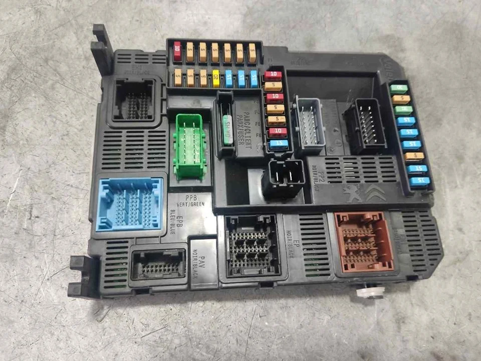 Foto de CAJA RELES / FUSIBLES PEUGEOT 208 1.2 12V e-VTi / PureTech (81 CV / 60 KW) referencia 9819850080