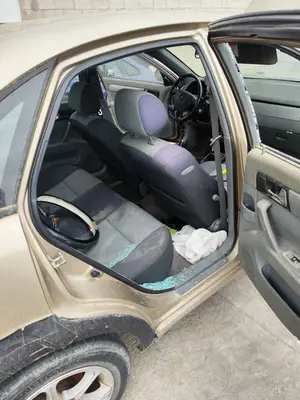 Foto de GOMAS CONTORNO PUERTA CHEVROLET LACETTI 1.6 CAT (109 CV / 80 KW)