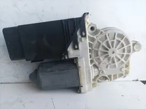 Foto de MOTOR ELEVALUNAS DELANTERO DERECHO SEAT LEON (1M1) 1.9 TDI (110 CV / 81 KW) referencia 9776101436203 foto 3