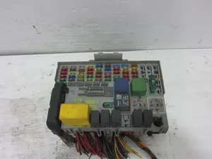 Foto de CAJA RELES / FUSIBLES OPEL ASTRA G COUPE 1.8 16V (125 CV / 92 KW) referencia 24431677 foto 1