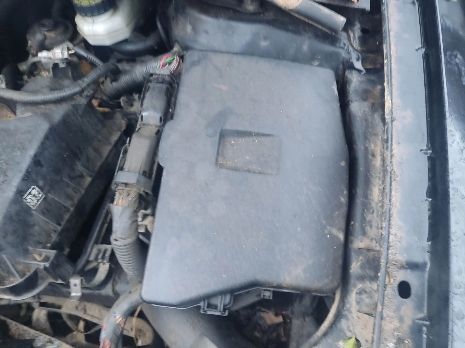 Foto de CAJA RELES / FUSIBLES TOYOTA COROLLA (E15) 1.4 Turbodiesel CAT (90 CV / 66 KW)