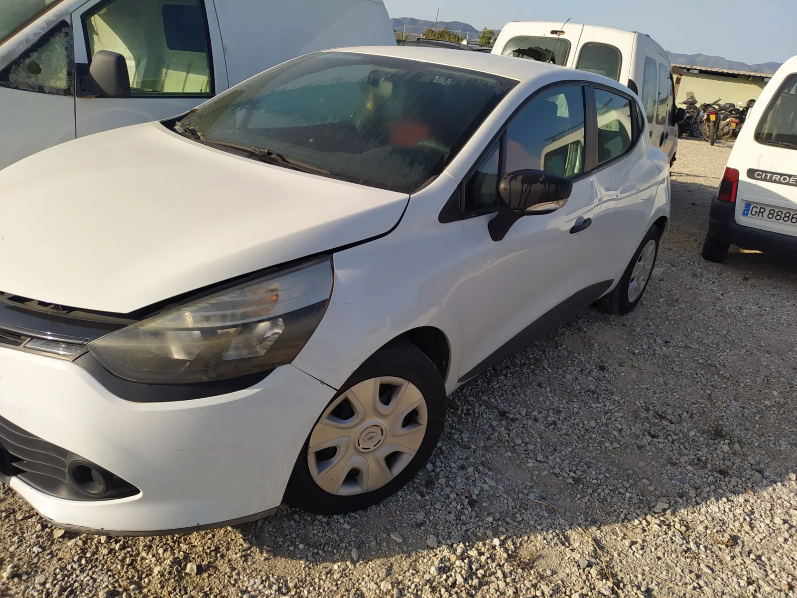 Foto de FARO ANTINIEBLA IZQUIERDO RENAULT CLIO IV 1.2 16V (73 CV / 54 KW)