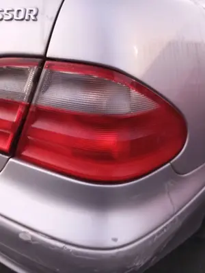 Foto de PILOTO TRASERO DERECHO MERCEDES-BENZ CLK (BM 208) COUPE 3.2 V6 18V CAT (218 CV / 160 KW) referencia A2088200264