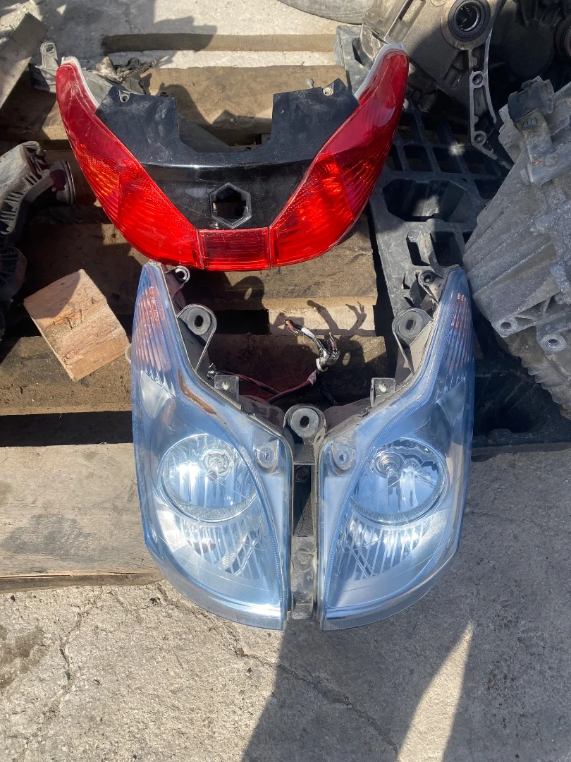 Foto de FARO DELANTERO PIAGGIO (VESPA) X 7 124 cm3 - 10.0 kW (14 CV / 10 KW)