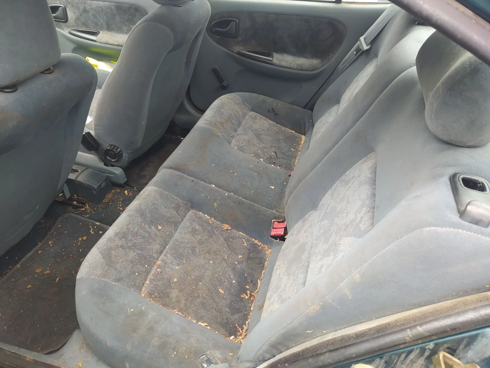 Foto de ENGANCHE CINTURON TRASERO IZQUIERDO RENAULT MEGANE I CLASSIC (LA0) 2.0 CAT (114 CV / 84 KW)