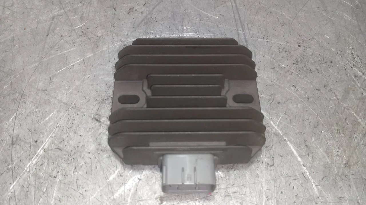 Foto de REGULADOR DE CORRIENTE SUZUKI BURGMAN 200 / 250 249 cm3 - 17 kW (23 CV / 17 KW)