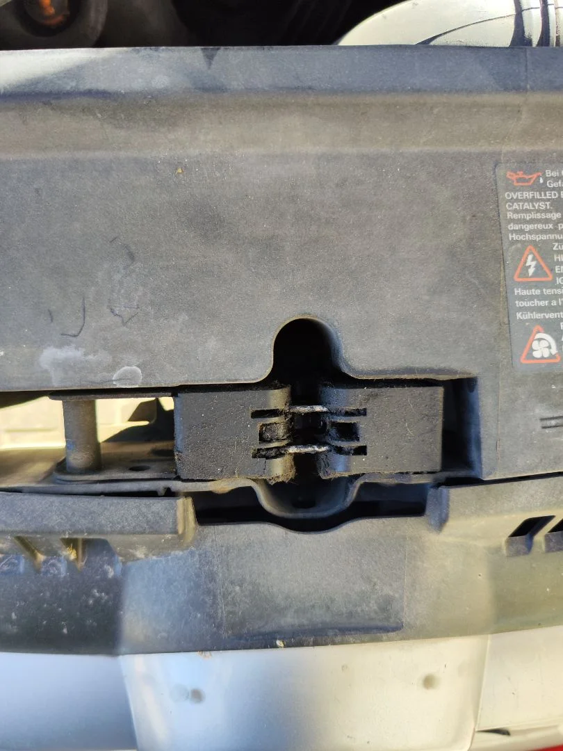 Foto de CERRADURA CAPO VOLKSWAGEN GOLF PLUS V (5M1) 1.9 TDI (105 CV / 77 KW)