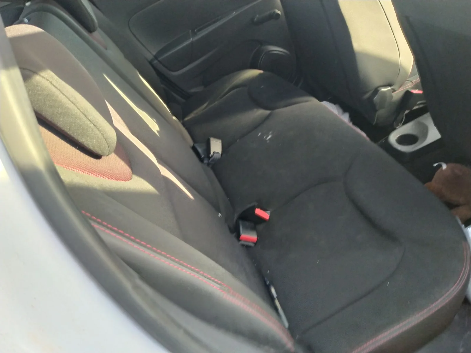 Foto de ENGANCHE CINTURON TRASERO CENTRAL RENAULT CLIO IV 1.2 16V (73 CV / 54 KW)