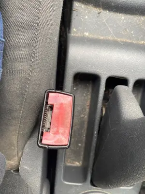 Foto de ENGANCHE CINTURON DELANTERO IZQUIERDO VOLKSWAGEN POLO IV (9N3) 1.4 FSI (86 CV / 63 KW)