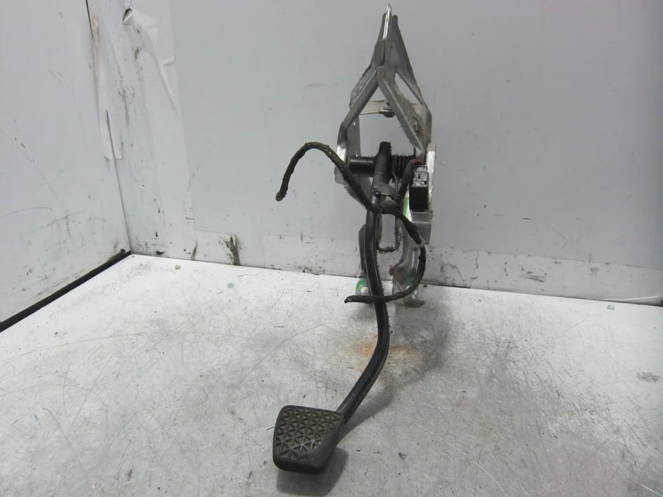 Foto de PEDAL EMBRAGUE OPEL ASTRA H BERLINA 1.7 16V CDTI (101 CV / 74 KW) referencia 13173772