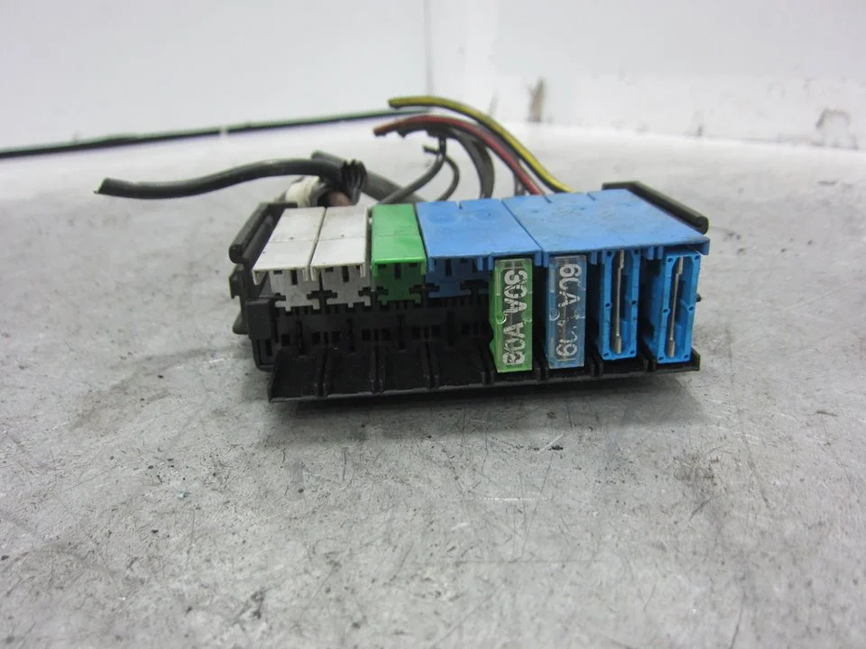 Foto de CAJA RELES / FUSIBLES OPEL ASTRA G BERLINA 1.6 (75 CV / 55 KW) referencia 9685661