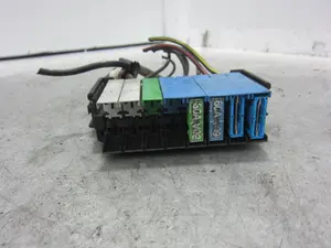 Foto de CAJA RELES / FUSIBLES OPEL ASTRA G BERLINA 1.6  (75 CV / 55 KW) referencia 9685661