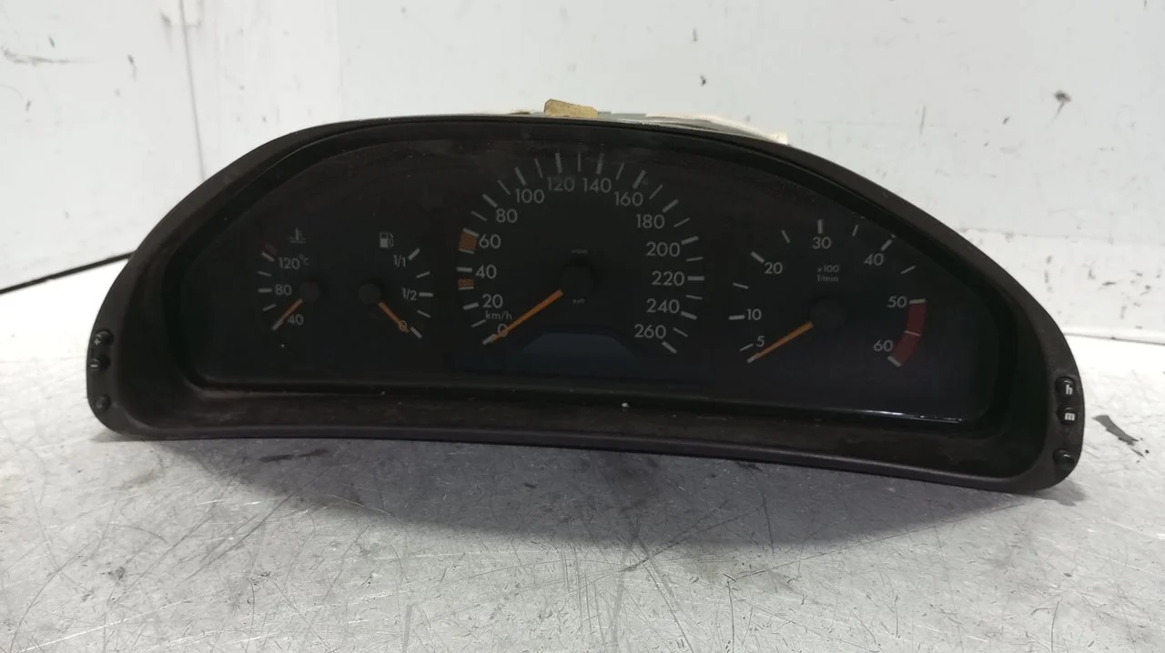Foto de CUADRO INSTRUMENTOS MERCEDES-BENZ CLASE E (BM 210) BERLINA 3.0 Turbodiesel CAT (177 CV / 130 KW) referencia 2105409647