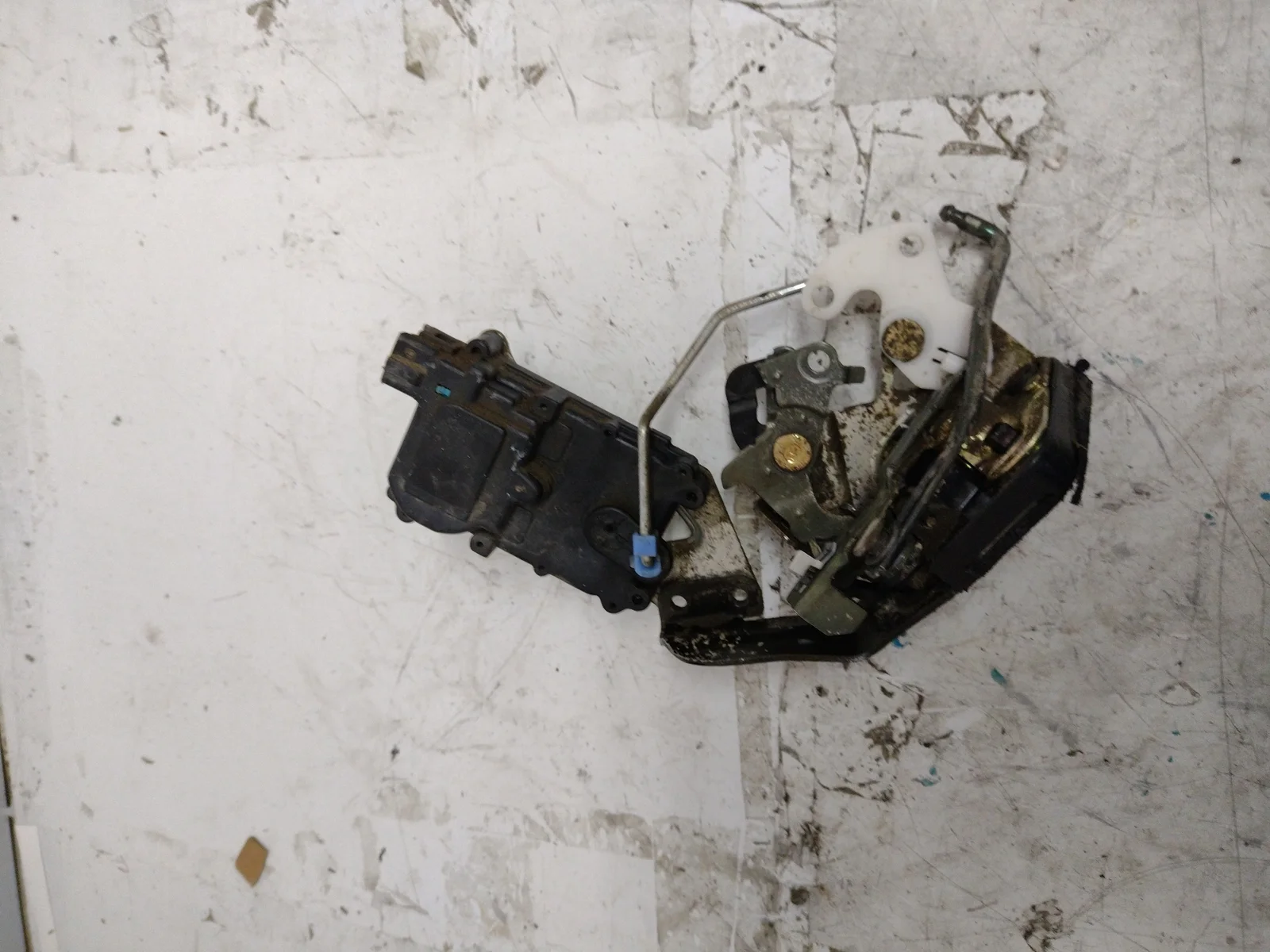 Foto de CERRADURA PUERTA LATERAL IZQUIERDA HYUNDAI ACCENT (LC) referencia 8141025030