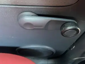 Foto de MANETA ELEVALUNAS TRASERA IZQUIERDA MITSUBISHI COLT CZ3 BERL. 5 (Z30A) 1.3 CAT (95 CV / 70 KW)
