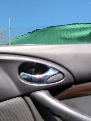Foto de MANETA INTERIOR TRASERA IZQUIERDA FORD FOCUS BERLINA (CAK) 1.6 16V CAT (101 CV / 74 KW) referencia 1097635