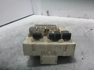 Foto de CAJA RELES / FUSIBLES FORD TOURNEO CONNECT (TC7) 1.8 TDCi CAT (90 CV / 66 KW) referencia 2T1T14A073BD foto 9