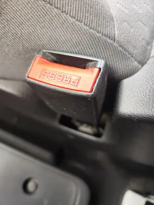 Foto de ENGANCHE CINTURON DELANTERO DERECHO CITROEN BERLINGO FURGÓN 1.6 16V HDi FAP (90 CV / 66 KW)