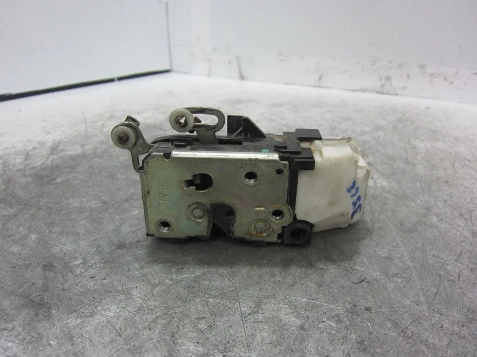Foto de CERRADURA PUERTA TRASERA DERECHA ALFA ROMEO 147 (190) 1.6 16V CAT (105 CV / 77 KW) referencia B792