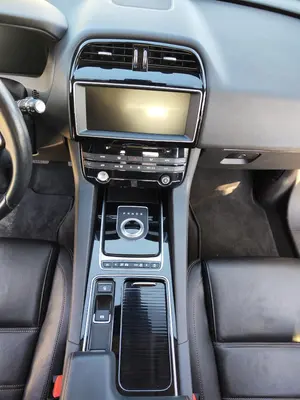 Foto de CONSOLA CENTRAL JAGUAR F-PACE 3.0 V6 Diesel CAT (301 CV / 221 KW) referencia HK83045J40AD foto 2