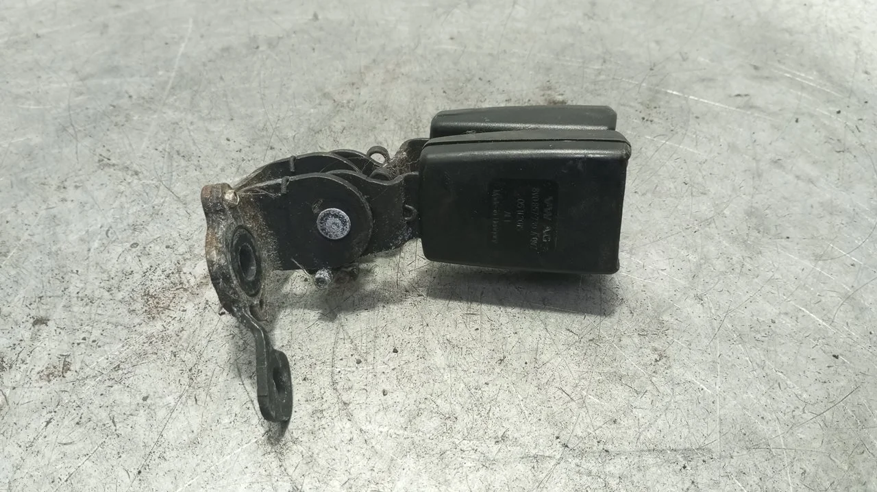 Foto de ENGANCHE CINTURON TRASERO IZQUIERDO VOLKSWAGEN GOLF VII (5G1/BE1) 1.6 16V TDI DPF (110 CV / 81 KW) referencia 8V0857739A