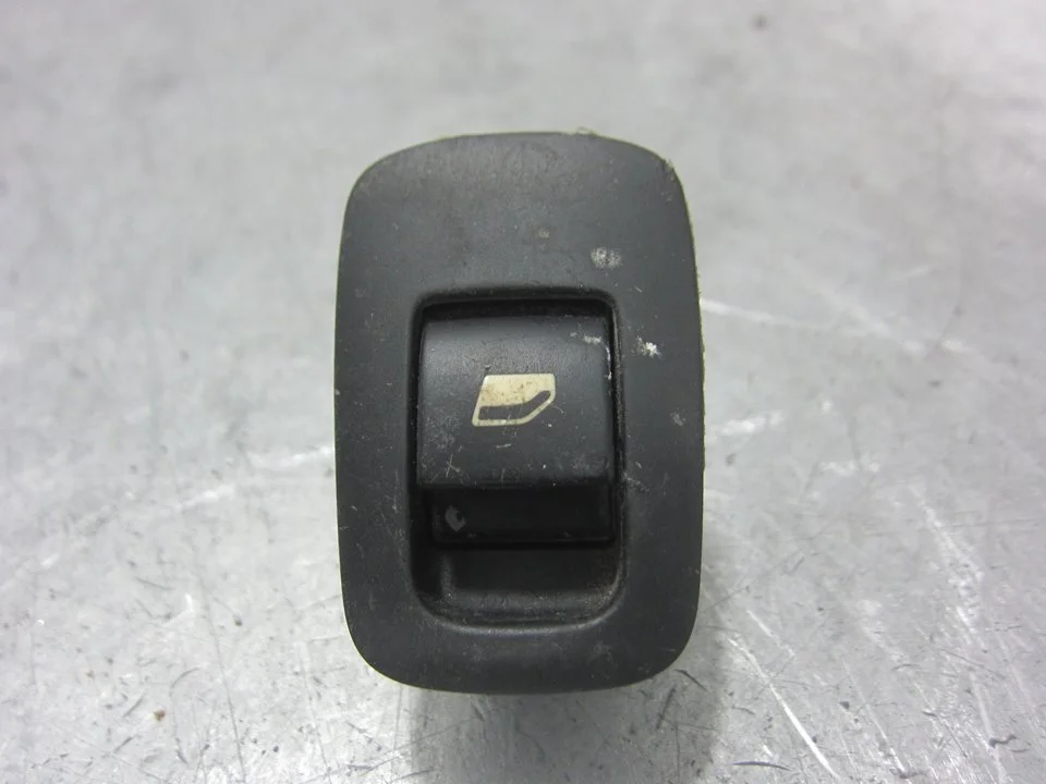 Foto de MANDO ELEVALUNAS TRASERO IZQUIERDO CITROEN XSARA BERLINA 1.6 16V CAT (NFU / TU5JP4) (109 CV / 80 KW) referencia 96639378ZD
