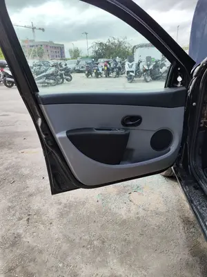 Foto de GUARNECIDO PUERTA DELANTERA IZQUIERDA RENAULT CLIO III 1.2 16V (75 CV / 55 KW)