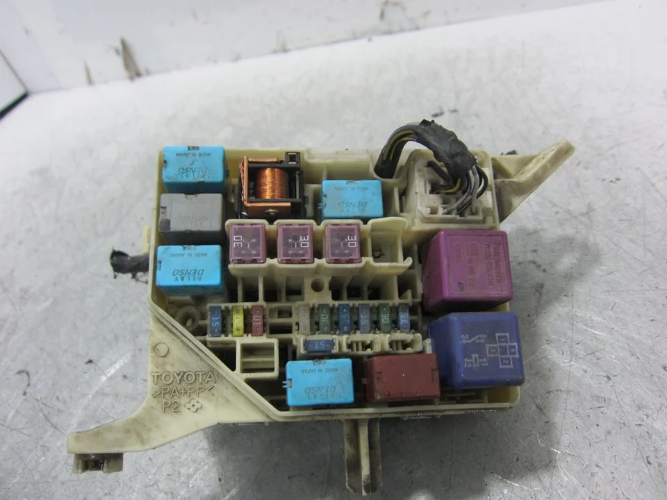 Foto de CAJA RELES / FUSIBLES TOYOTA YARIS (NCP1/NLP1/SCP1) 1.4 Turbodiesel CAT (75 CV / 55 KW)