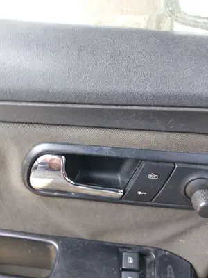 Foto de MANETA INTERIOR DELANTERA IZQUIERDA SEAT CORDOBA BERLINA (6L2) 1.9 SDI (64 CV / 47 KW) referencia 6L0837113H FKZ