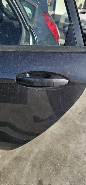 Foto de MANETA EXTERIOR TRASERA IZQUIERDA FORD FIESTA (CNN) 1.25 16V CAT (82 CV / 60 KW)