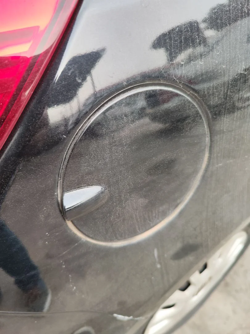 Foto de TAPA EXTERIOR COMBUSTIBLE OPEL CORSA D 1.3 16V CDTI (75 CV / 55 KW)