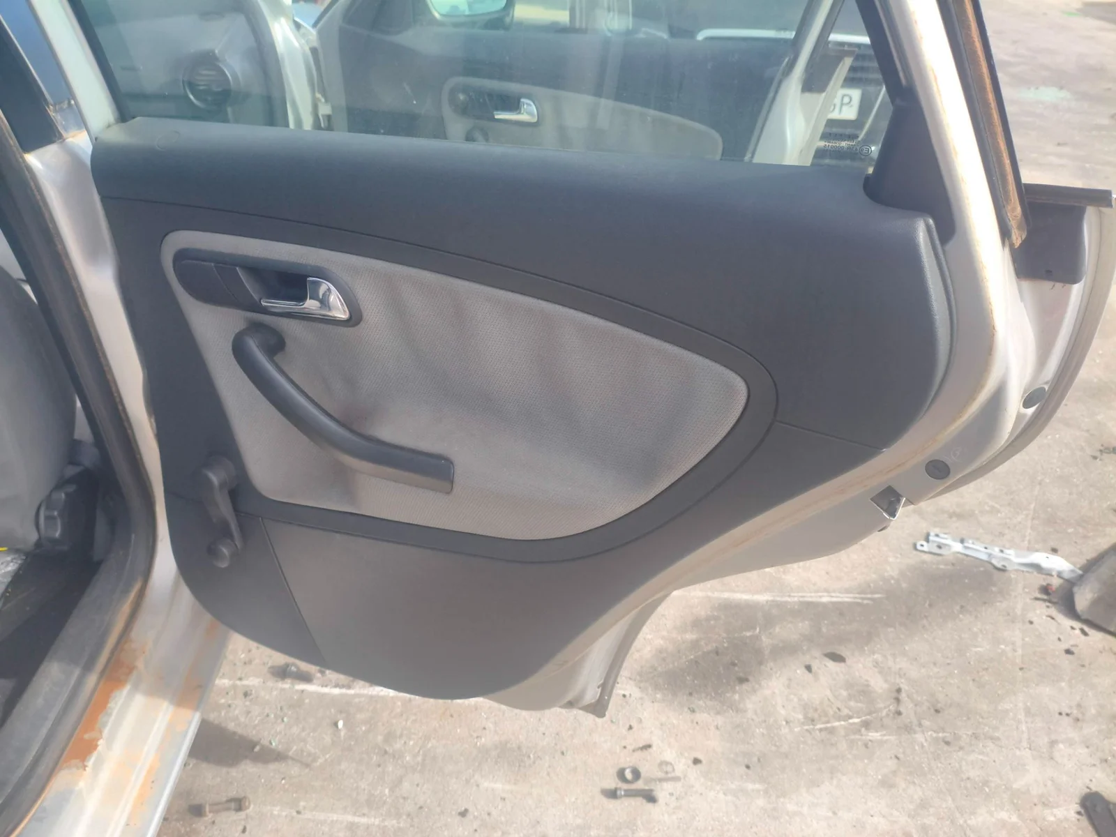 Foto de GUARNECIDO PUERTA TRASERA DERECHA SEAT IBIZA (6L1) 1.4 16V (75 CV / 55 KW) referencia 6L4867212ABFKZ