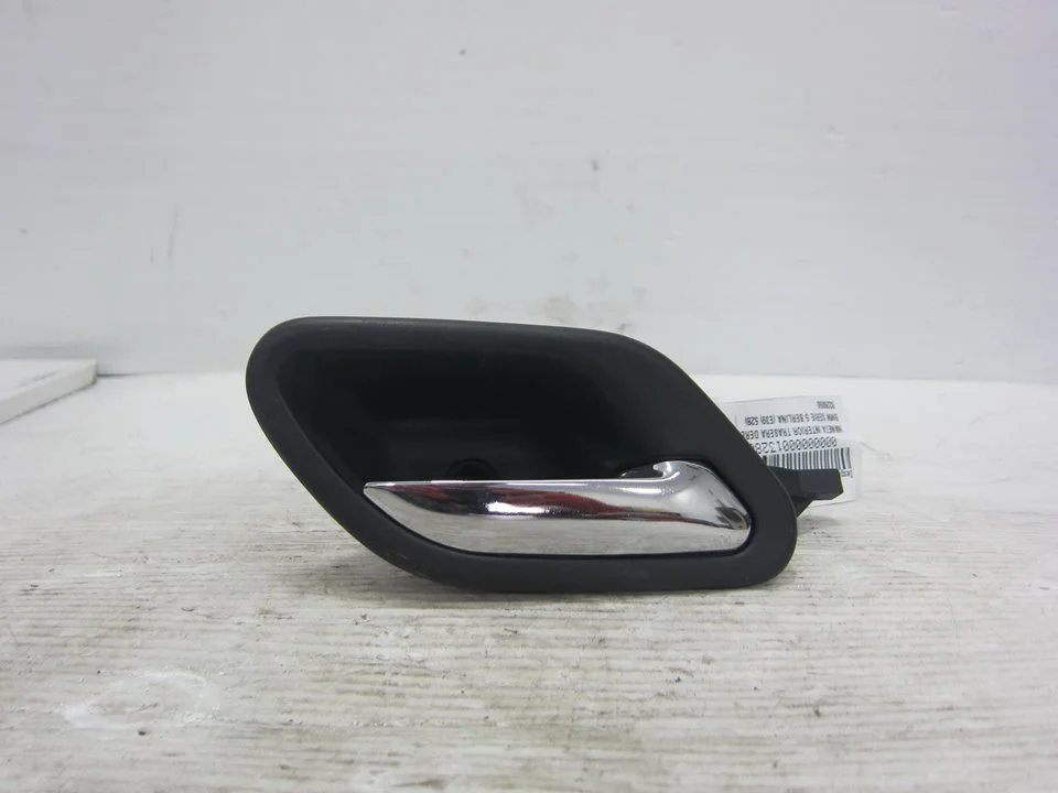 Foto de MANETA INTERIOR TRASERA DERECHA BMW SERIE 5 BERLINA (E39) 2.8 24V CAT (193 CV / 142 KW) referencia 8226050