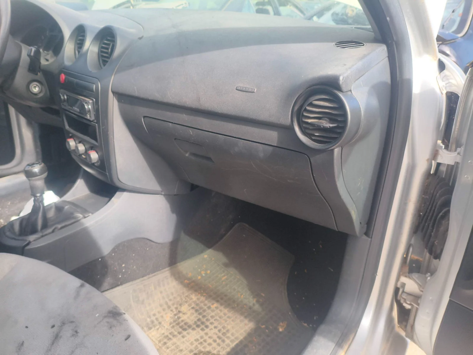 Foto de GUANTERA SEAT IBIZA (6L1) 1.4 16V (75 CV / 55 KW)