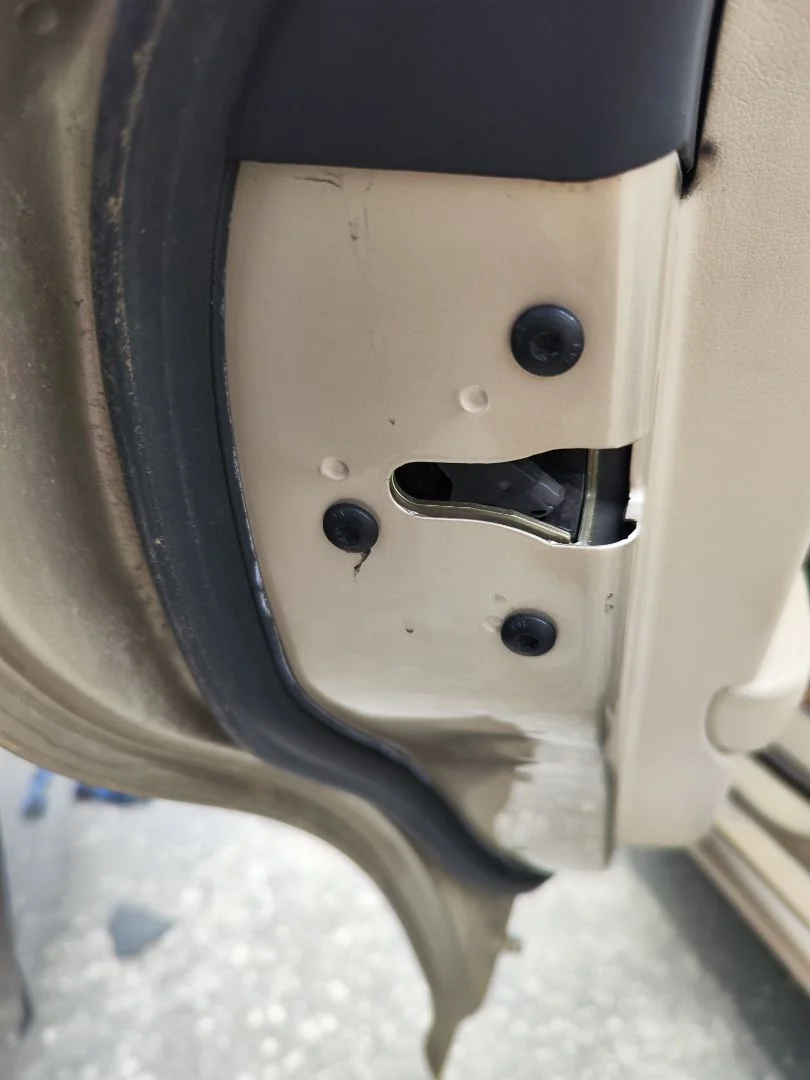 Foto de CERRADURA PUERTA TRASERA IZQUIERDA JAGUAR X-TYPE 2.1 V6 24V CAT (156 CV / 115 KW)