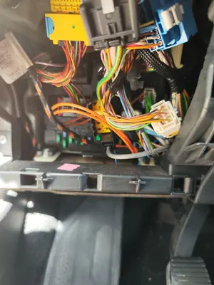 Foto de CAJA RELES / FUSIBLES PEUGEOT 308 1.6 16V (120 CV / 88 KW)
