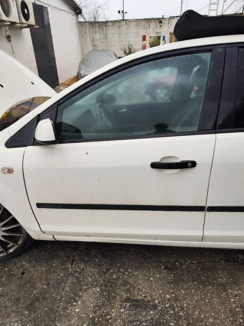 Foto de PUERTA DELANTERA IZQUIERDA FORD FOCUS BERLINA (CAP) 1.6 TDCi CAT (90 CV / 66 KW)