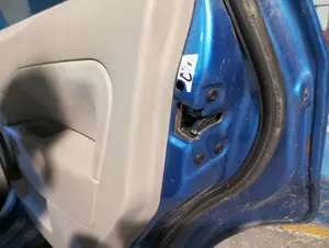 Foto de CERRADURA PUERTA TRASERA DERECHA FORD FIESTA (CBK) 1.4 TDCi CAT (68 CV / 50 KW) referencia 1372487 foto 2