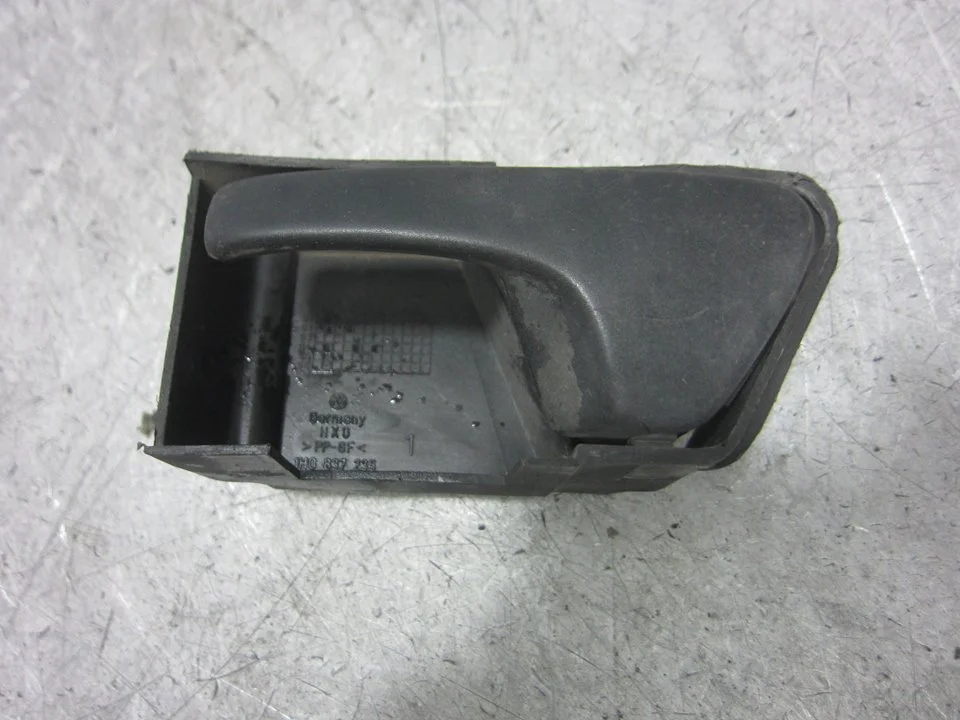 Foto de MANETA INTERIOR DELANTERA IZQUIERDA VOLKSWAGEN GOLF III (1H1)(11.1991) 1.8 (75 CV / 55 KW) referencia 1H0837235