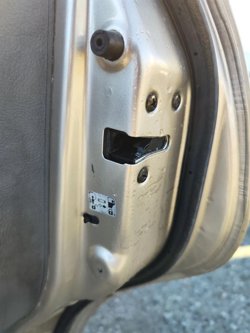 Foto de CERRADURA PUERTA TRASERA DERECHA KIA CARENS (RS) 1.8 16V CAT (126 CV / 93 KW)