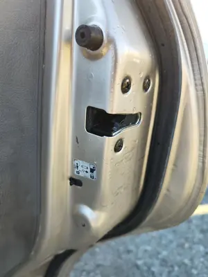 Foto de CERRADURA PUERTA TRASERA DERECHA KIA CARENS (RS) 1.8 16V CAT (126 CV / 93 KW)